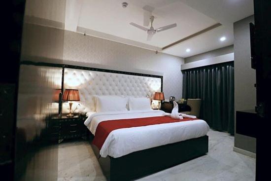 The Hotel Grace Place Inn Yeni Delhi Dış mekan fotoğraf