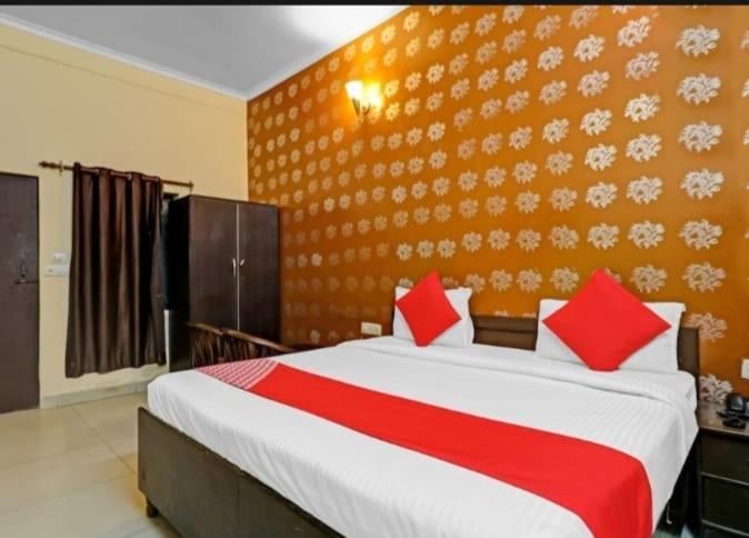 The Hotel Grace Place Inn Yeni Delhi Dış mekan fotoğraf