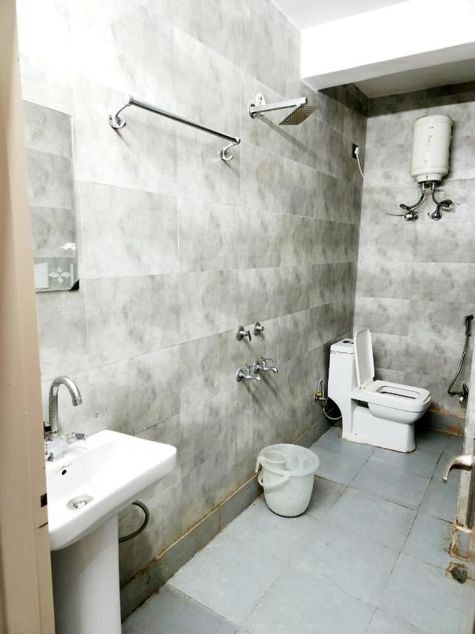 The Hotel Grace Place Inn Yeni Delhi Dış mekan fotoğraf