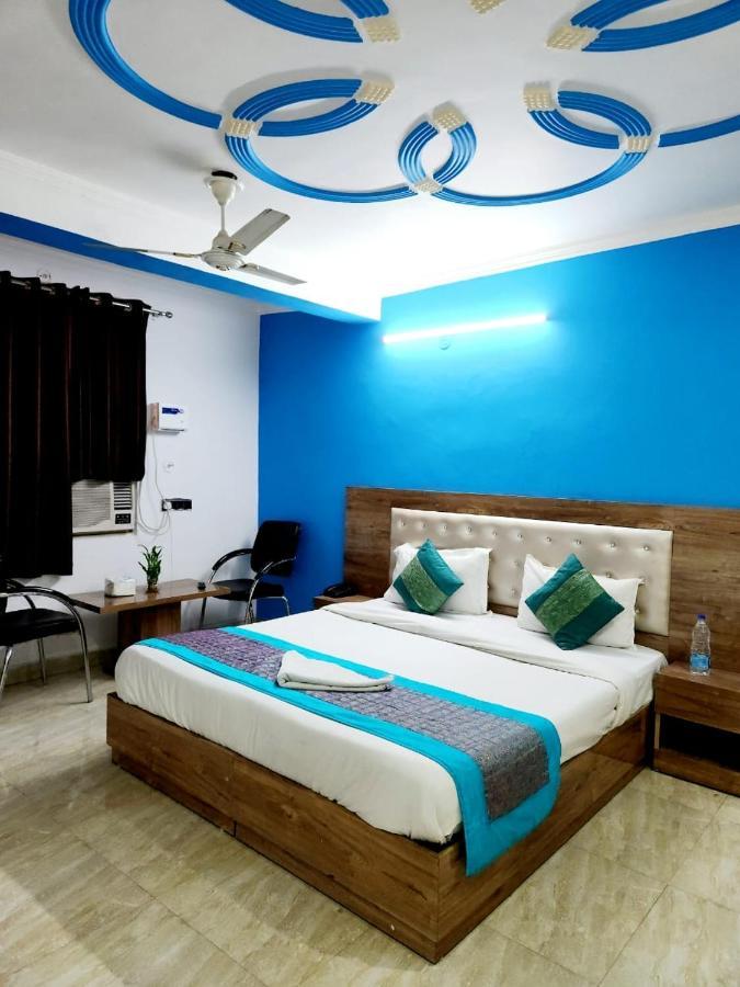 The Hotel Grace Place Inn Yeni Delhi Dış mekan fotoğraf