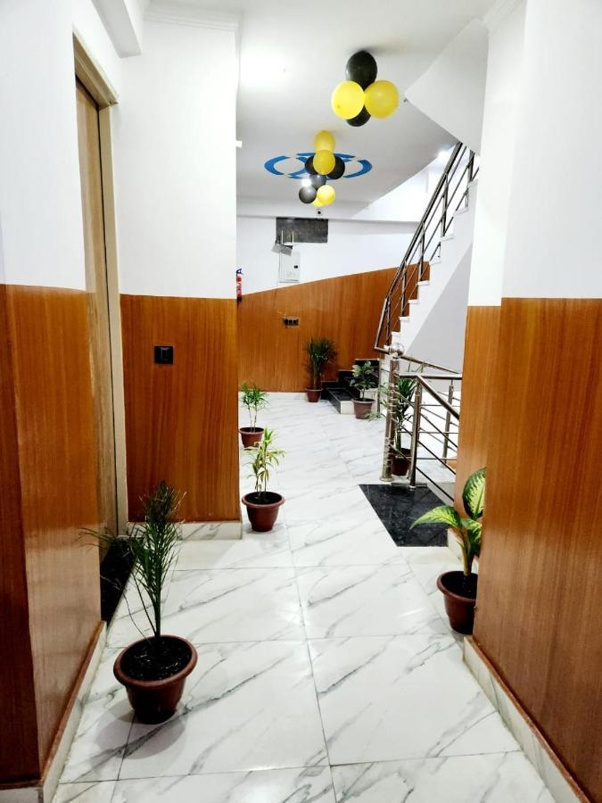 The Hotel Grace Place Inn Yeni Delhi Dış mekan fotoğraf